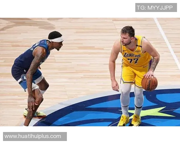 小里与东契奇的默契搭档雷迪克谈勒布朗缺阵的影响与应对策略 小里与东契奇的默契搭档雷迪克谈勒布朗缺阵的影响与应对策略