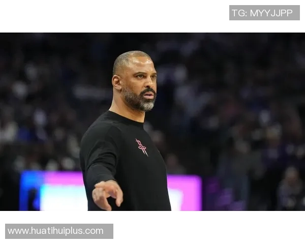 乌度卡强调提升三分球产量鼓励球员果断出手增加底角三分机会 乌度卡强调提升三分球产量鼓励球员果断出手增加底角三分机会